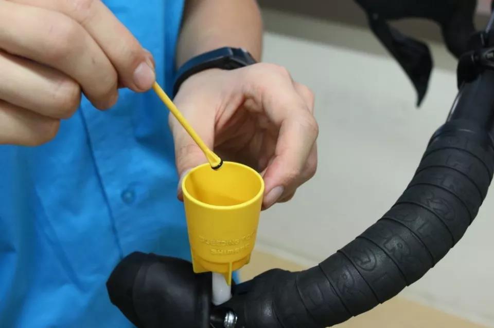 Remove the stopper on the oil cup