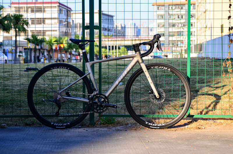 Trifox R241 Lightweight Aluminum Road Bike with Carbon Fork