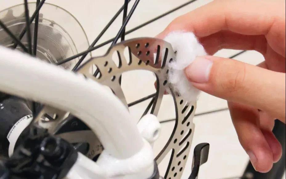 clean the bicycle Disc Brakes